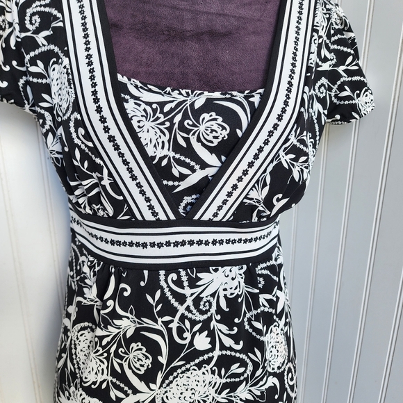 Ann Taylor LOFT Shift Dress Floral Cap Sleeve Empire Waist Black White Stretch 6 - Picture 5 of 16